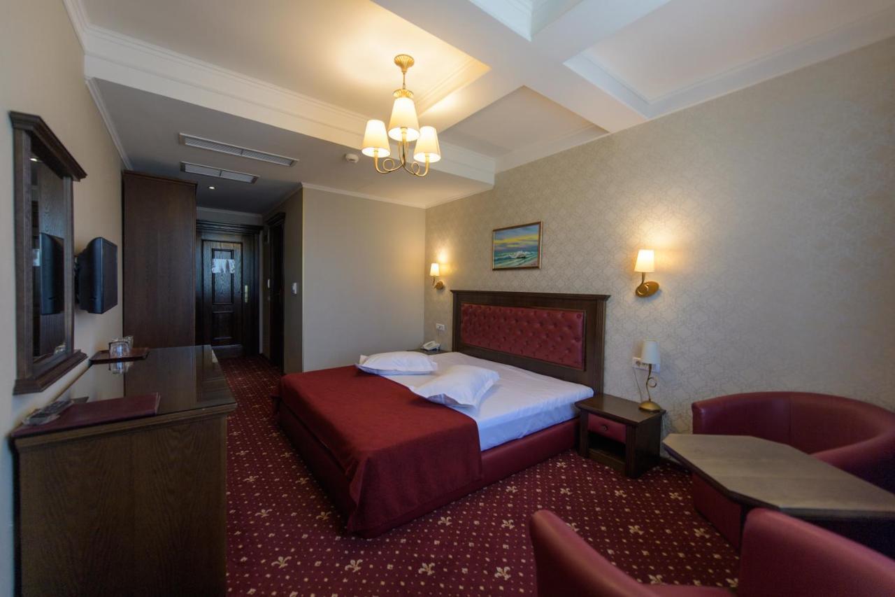 Hotel Golden Palace Мамая Екстериор снимка